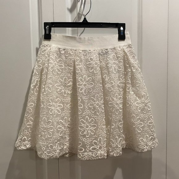 bebe Dresses & Skirts - Bebe White Floral Circle Skirt w Back Zip Closure Size Medium